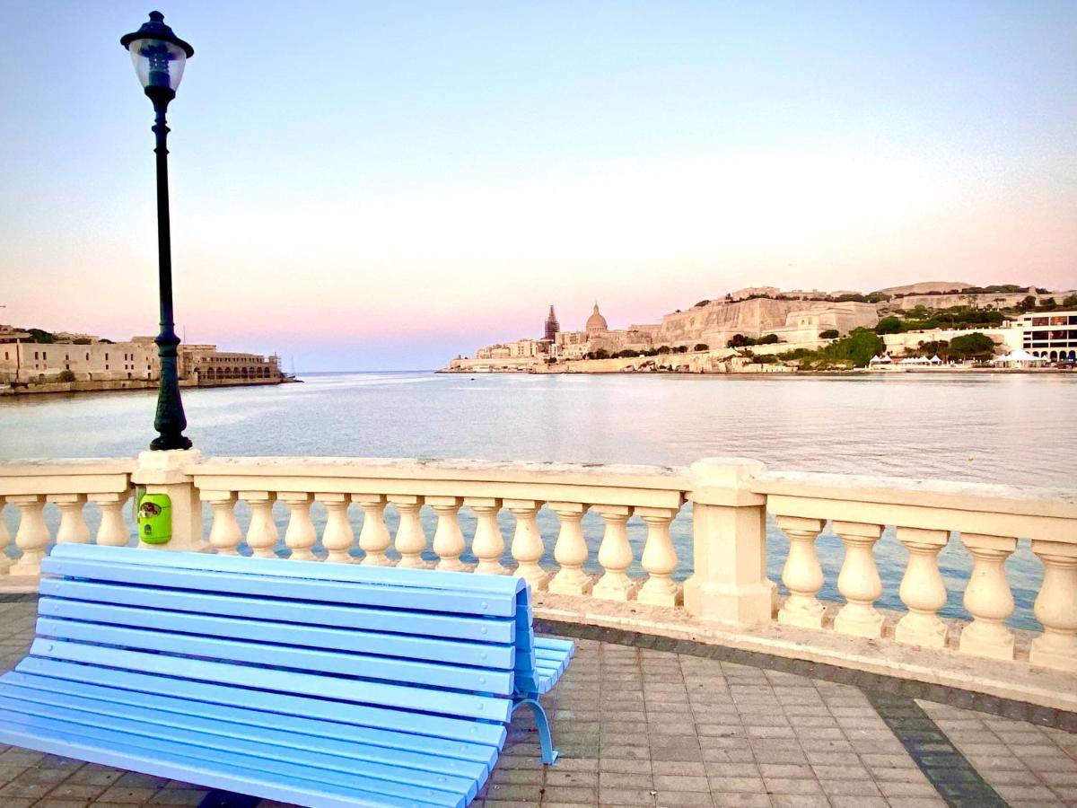 Central- Private En-suite With Balcony In Shared Homestay *