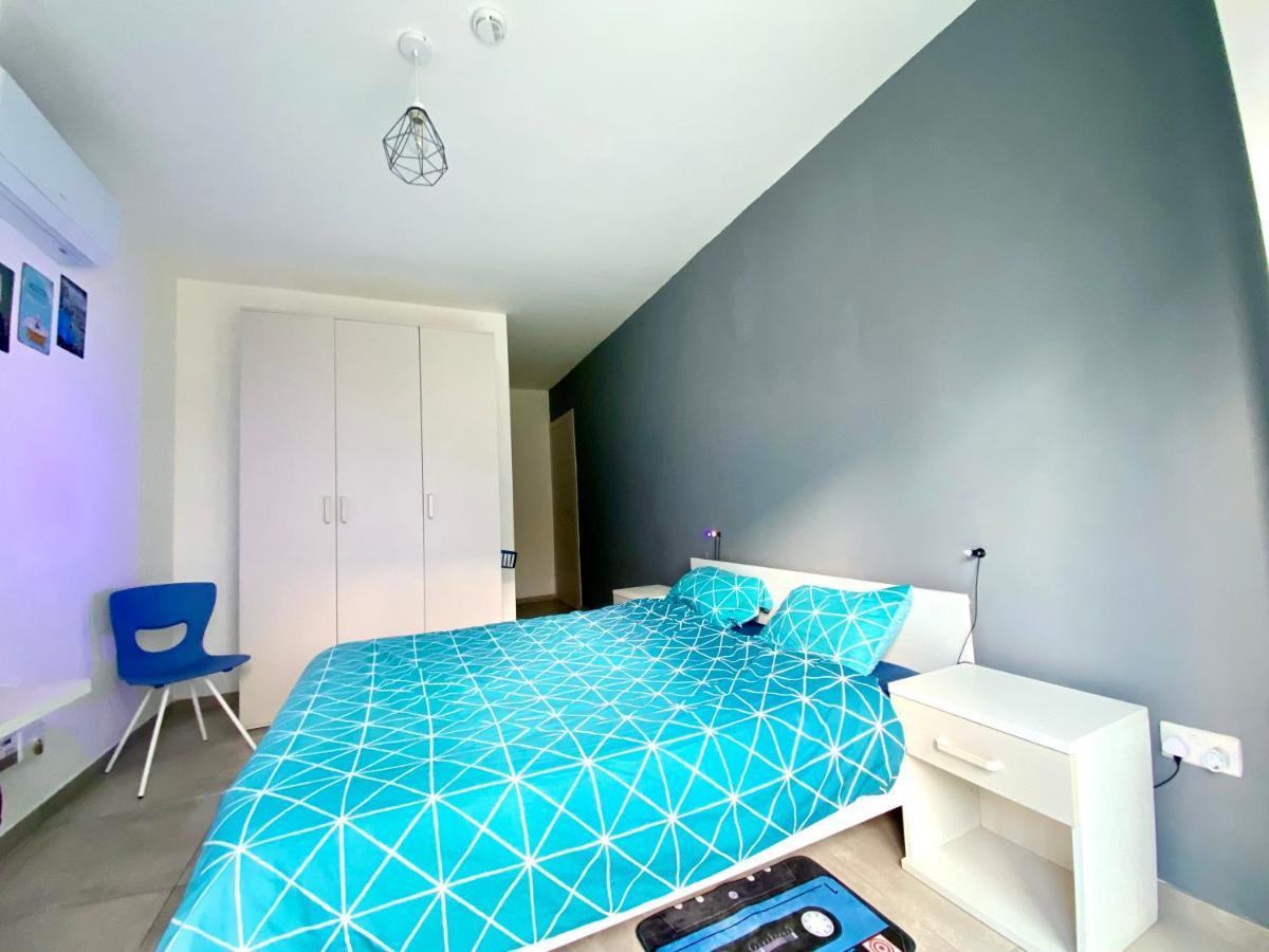 Central- Private En-suite With Balcony In Shared Homestay *