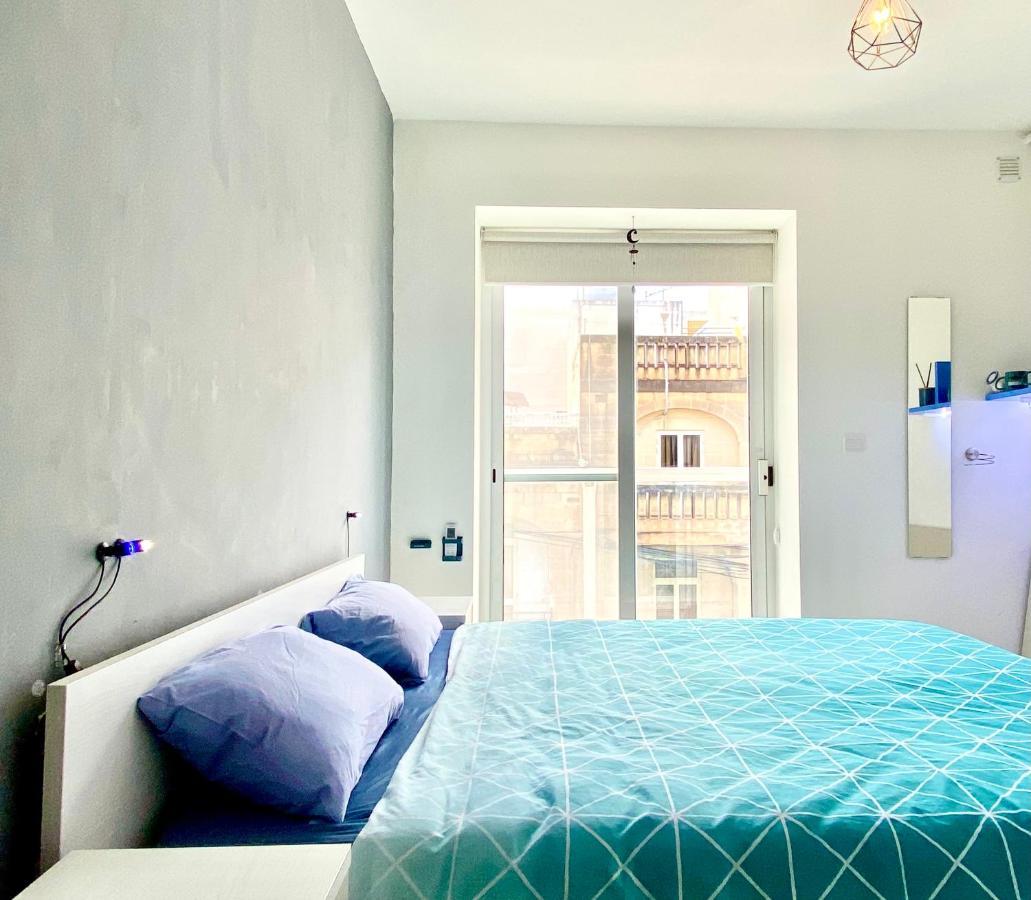 Central- Private En-suite With Balcony In Shared