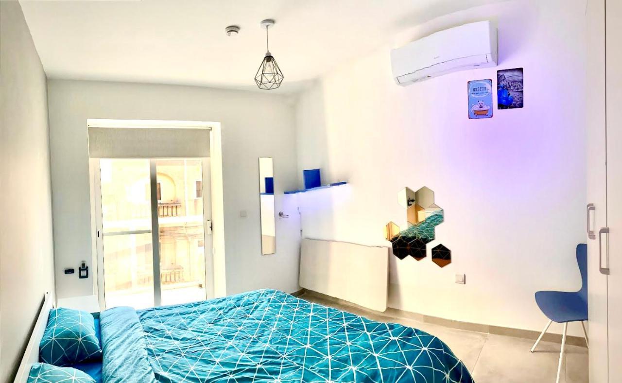 Central- Private En-suite With Balcony In Shared