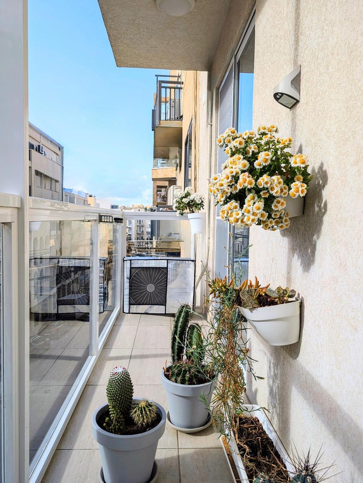Central- Private En-suite With Balcony In Shared Homestay